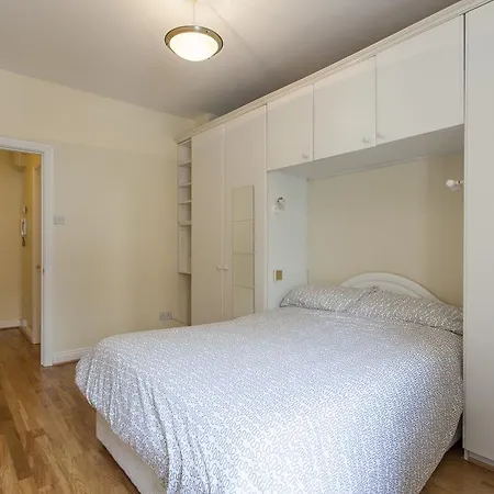 Tara Street Apartment- Centre *